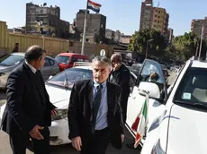 L'ambasciatore d'Italia in Egitto, Maurizio Massari, raggiunge il luogo dov'è custodita la salma di Giulio Regeni