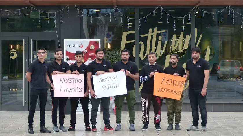 La protesta dei dipendenti di Sushiko a Gorizia (Bumbaca)