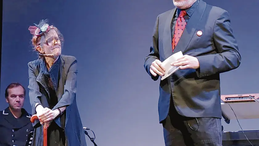 Alessandro Mizzi sul palco del Pupkin con Laura Bussani