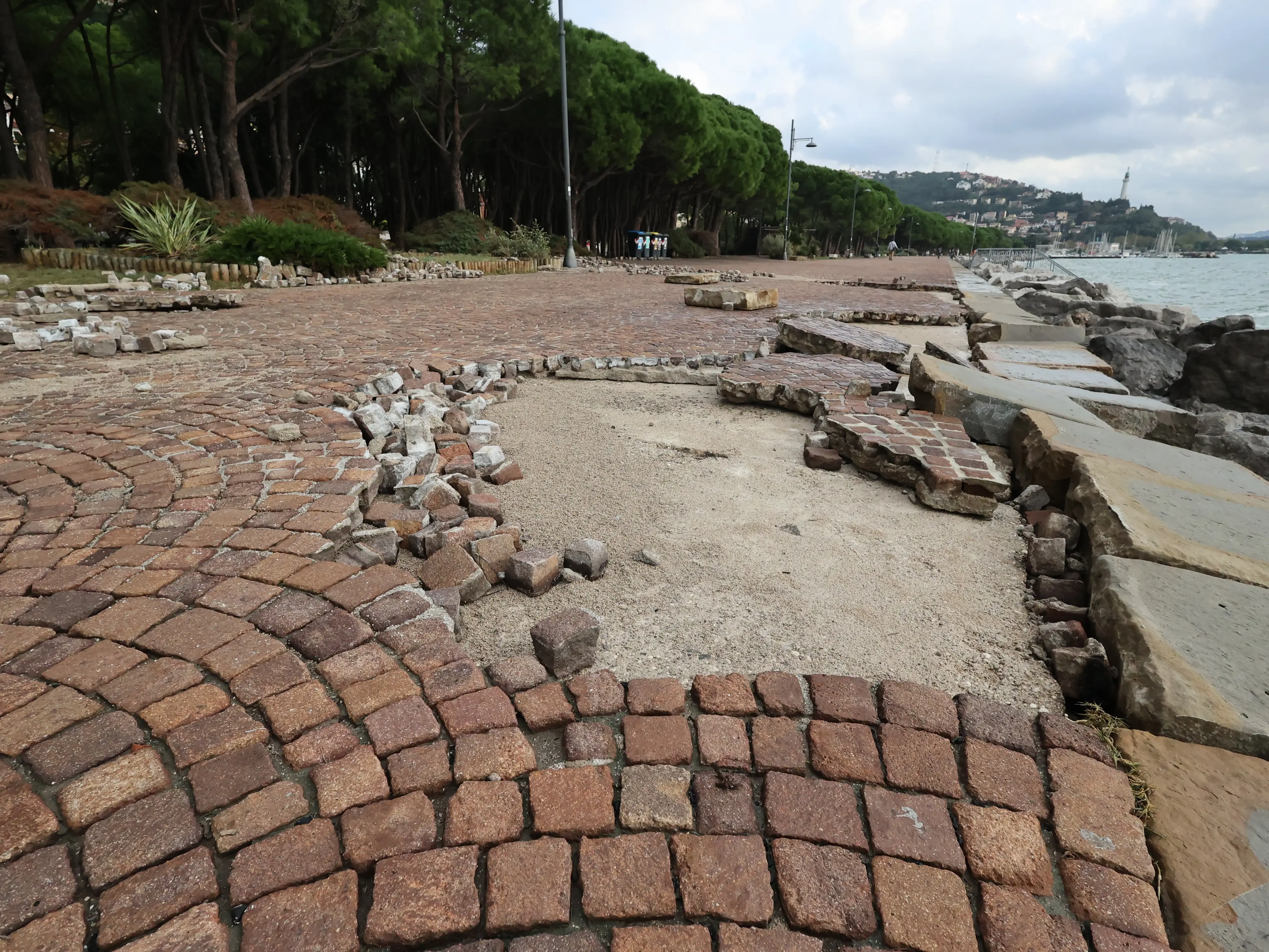 La forte mareggiata di questa mattina, venerdì 27 ottobre, ha distrutto il noto stabilimento balneare di Trieste “Sticco”, che si trova a un centinaio di metri dal castello di Miramare. Stimati 250mila euro di danni. Le onde hanno divelto alcune strutture che assicuravano la struttura sugli scogli e lungo la strada, hanno inoltre sfasciato arredi e altre componenti dell'impianto. La mareggiata ha anche trascinato in acqua sdraio, sedie e altri oggetti che erano custoditi nello stabilimento. Nella zona della Pineta di Barcola invece la furia delle onde ha divelto la pavimentazione. Foto di Andrea Lasorte: