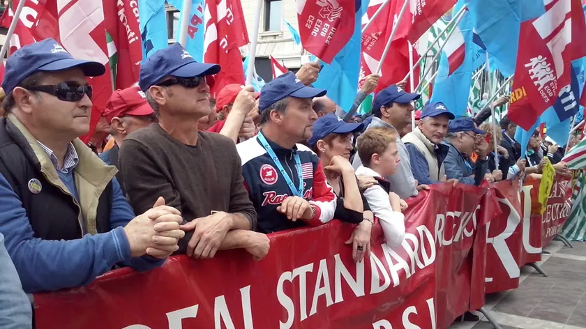 Una manifestazione di lavoratori Ideal Standard