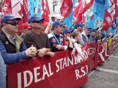 Una manifestazione di lavoratori Ideal Standard