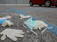 Guanti e mascherine abbandonate sulla strada a Gorizia Foto Pierluigi Bumbaca