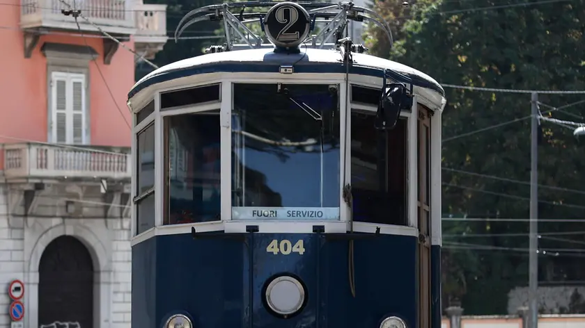 Il tram di Opicina affronta la salita dopo piazza Casali Foto Lasorte