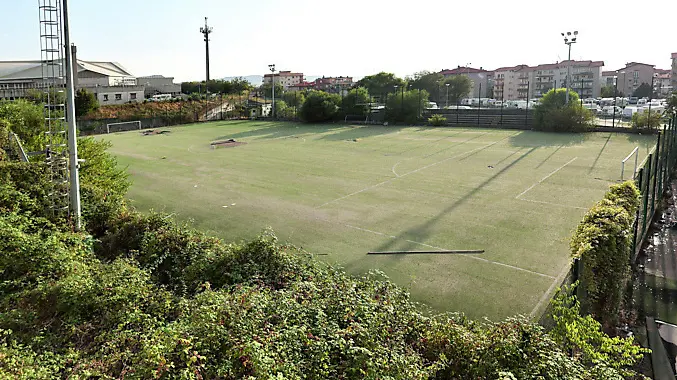 L’impianto Ferrini nel rione di Ponziana inagibile da tempo e abbandonato a un degrado destinato finalmente a finire. Foto Andrea Lasorte