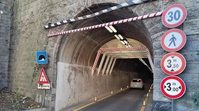 In alto uno dei carotaggi svolti; in basso la galleria di Muggia