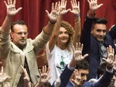 Foto Roberto Monaldo / LaPresse.10-09-2013 Roma.Politica.Camera dei Deputati - ddl costituzionale.Nella foto Protesta M5S durante la votazione finale..Photo Roberto Monaldo / LaPresse.10-09-2013 Rome (Italy).Chamber of Deputies - Constitutional Reform .In the photo Protest by M5S movement