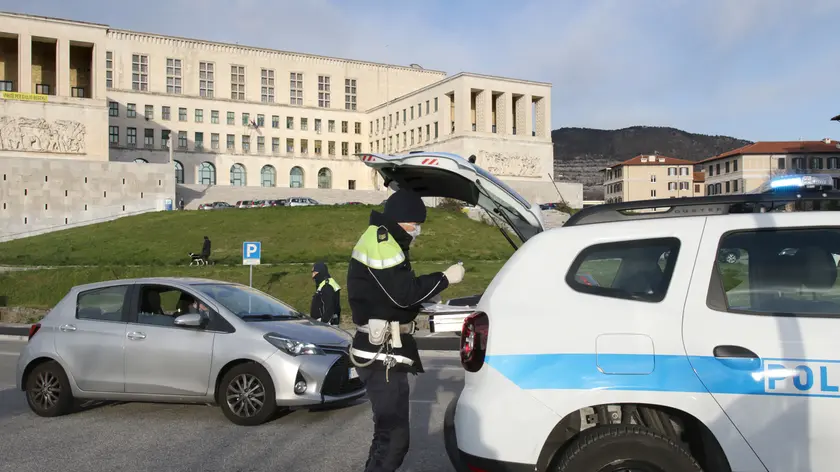 Controlli a Trieste (Foto Andrea Lasorte)