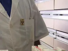 20060721 - ROMA -FARMACI: IN ITALIA QUELLI CON RICETTA COSTANO MENO- Nell'immagine di archivio una dottoressa mentre preleva farmaci da uno scaffale della farmacia. I prezzi al pubblico dei nuovi farmaci su ricetta in Italia sono inferiori rispetto ai principali paesi occidentali. Da uno studio condotto da Cergas (Centro di ricerche sulla gestione dell'assistenza sanitaria e sociale) dell'Università Bocconi di Milano è infatti emerso che i prezzi dei farmaci su prescrizione sono superiori del 5-10% in Francia, Canada e Inghilterra, del 37% alla Germania e del 100% agli USA. ANSA / FARNETI /ARCHIVIO /COC