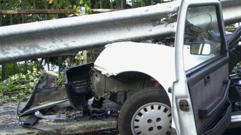 Un'auto finita contro il guard-rail in una foto d'archivio