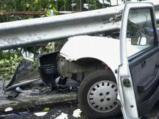 Un'auto finita contro il guard-rail in una foto d'archivio