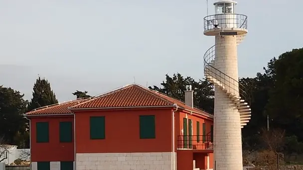 Il faro di Oštri rat, all’ingresso nord di Zara (foto da plovput.h)