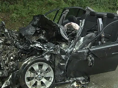 L'auto ridotta a un cumulo di lamiere accartocciate