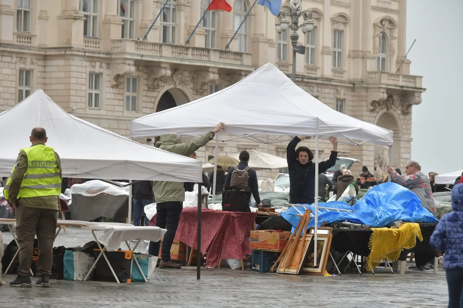 In queste foto di Francesco Bruni gli stand del Mercatino dell'usato aperto la domenica di Pasqua e lunedì di Pasquetta nella centrale piazza Unità e nel vicino ghetto. Le bancarelle hanno cercato di resistere quanto più possibile alla pioggia e non sono mancati turisti e triestini che hanno scelto di riversarsi in centro, assaporando anche i sapori offerti poco più in là, in piazza Ponterosso, dall'International Street Food.