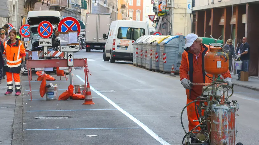 Lasorte Trieste 25/11/19 - Via Diaz, Pitturazione Strisce Blu, Parcheggi a Pagamento