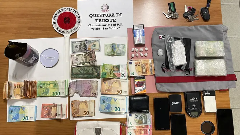 Il materiale e i contanti sequestrati dalla polizia