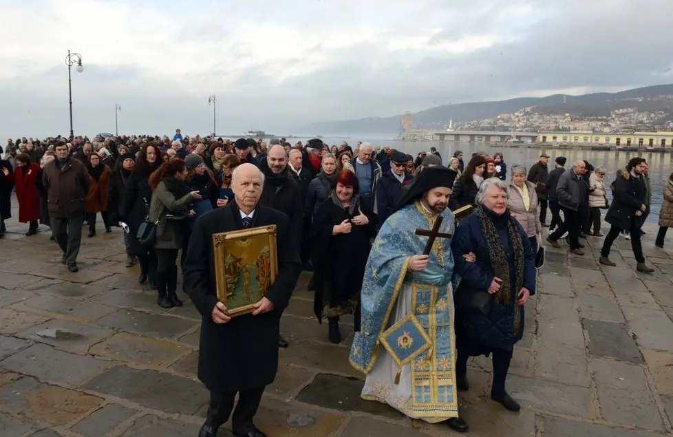 Foto BRUNI 06.01.2018 Epifania Greco-Ortodossa: il tuffo della croce della Comunità
