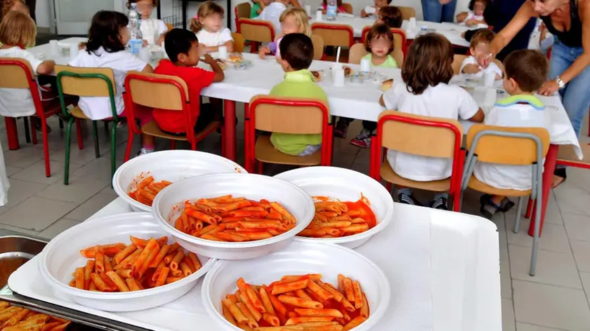 Piatti di pasta serviti per pranzo in un asilo