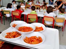 Piatti di pasta serviti per pranzo in un asilo