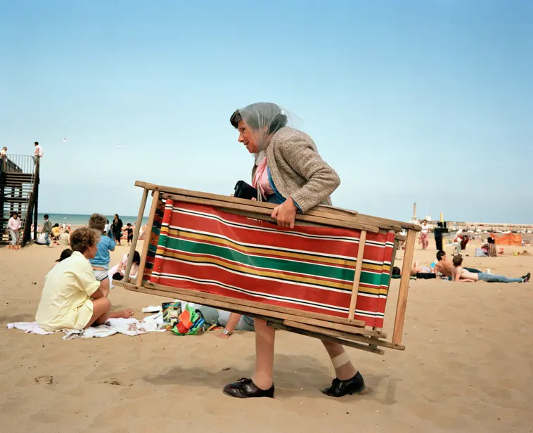 GB. ENGLAND. Kent. Margate. 1986. Images for use only in connection with direct publicity for the exhibition "Life's a beach" by Martin Parr presented at Museo Revoltella, Trieste, Italy from October 27th, 2019 to January 6th, 2020. These images are for one time non-exclusive use only and must not be electronically stored in any media asset retrieval database · Images must be credited and captioned as outlined by Magnum Photos · Images must not be reproduced online at more than 1000 pixels without permission from Magnum Photos · Images must not be overlaid with text, cropped or altered in any way without permission from Magnum Photos.