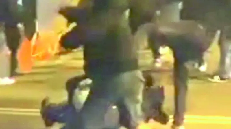 Il frame di un video che documenta gli scontri tra tifosi domenica sera all’esterno del PalaTrieste