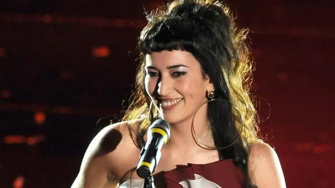 La cantante Nina Zilli con il brano '' L'uomo che amava le donne '', della categoria Nuova Generazione, vince il Premio Martini, durante la quarta serata della 60ma edizione del Festival di Sanremo, in una foto 19 febbraio 2010. Con l'album del debutto, Sempre lontano, ora in special edition, ha superato le 60 mila copie vendute ottenendo cosi' il disco di platino, il prossimo e' in preparazione e uscira' entro quest'anno, ma nel frattempo Maria Chiara Fraschetta da Piacenza, in arte Nina Zilli, potrebbe debuttare sul grande schermo come attrice. ''Mi vuole Ferzan Ozpetek - dice all'ANSA la cantante che a Sanremo 2010 ha vinto il premio della critica Mia Martini con L'uomo che amava le donne -: sta scrivendo una parte, spero piccola, per me nel suo prossimo film. ANSA/CLAUDIO ONORATI/on