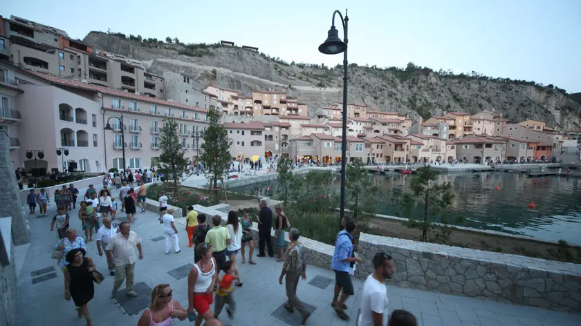 Turisti a passeggio a Portopiccolo