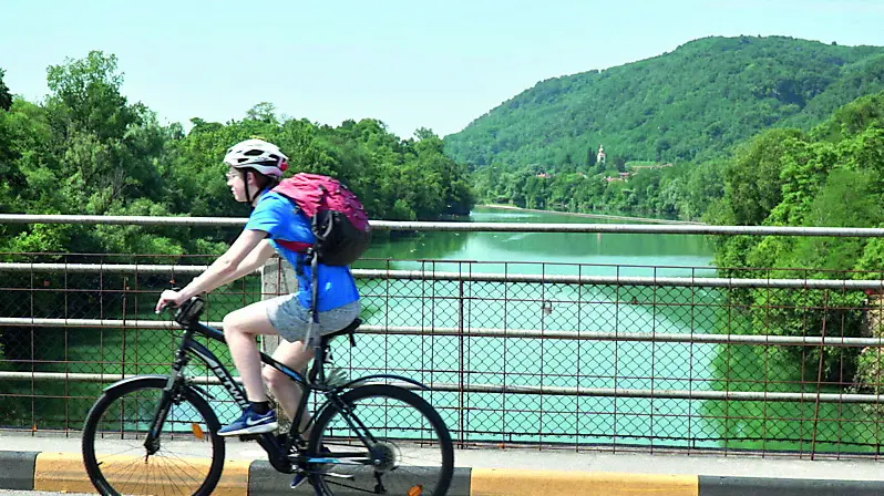 I ponti sull’Isonzo non hanno lo spazio necessario per ospitare le ciclabili in sede propria Foto Marega