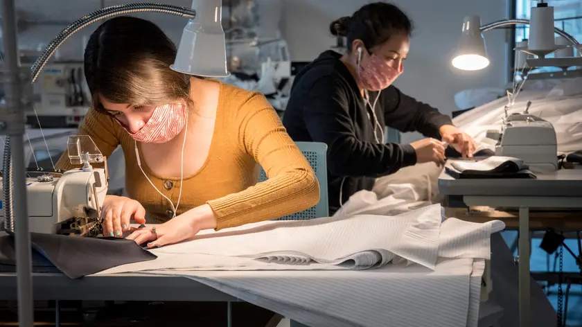 28/04/2020Tempe. la Arizona Apparel Foundation confeziona abiti DPI riutilizzabili per operatori sanitari. L'organizzazione è l'unica approvata dalla FDA per la produzione di tute protettive e abiti da lavoro per operatori sanitari