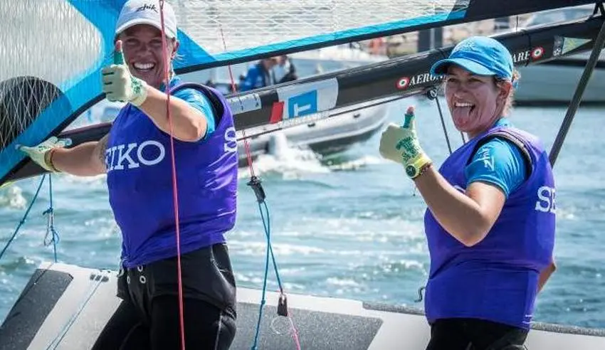 La triestina Francesca Clapcich (a sinistra) assieme Giulia Conti: hanno vinto il titolo di Velista dell'anno