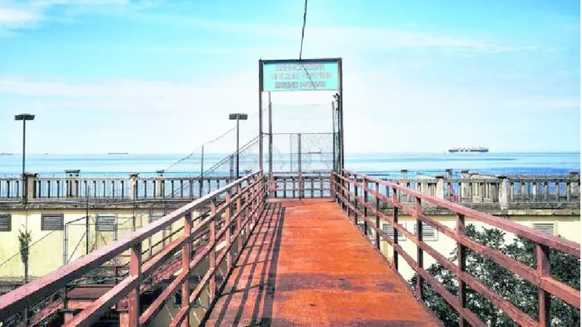 La passerella che porta al bagno Ferroviario. Oggi dismessa, è il simbolo della ricreazione balneare per i dipendenti delle aziende portuali