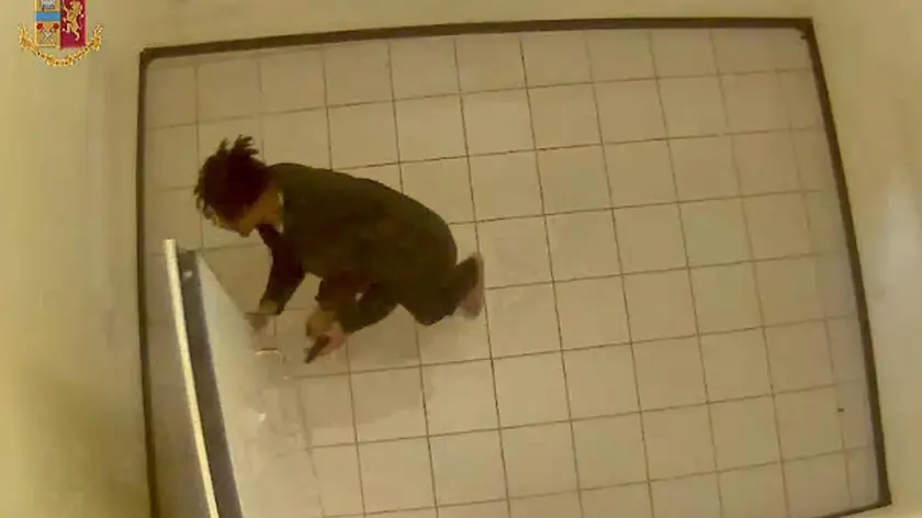 Un fermo immagine del video diffuso dalla Questura di Trieste sulla sparatoria avvenuta venerdi scorso e che inquadrano Alejandro Stephan Meran, l'assassino degli agenti Pierluigi Rotta e Matteo Demenego. ANSA/POLIZIA DI STATO +++EDITORIAL USE ONLY - NO SALES+++