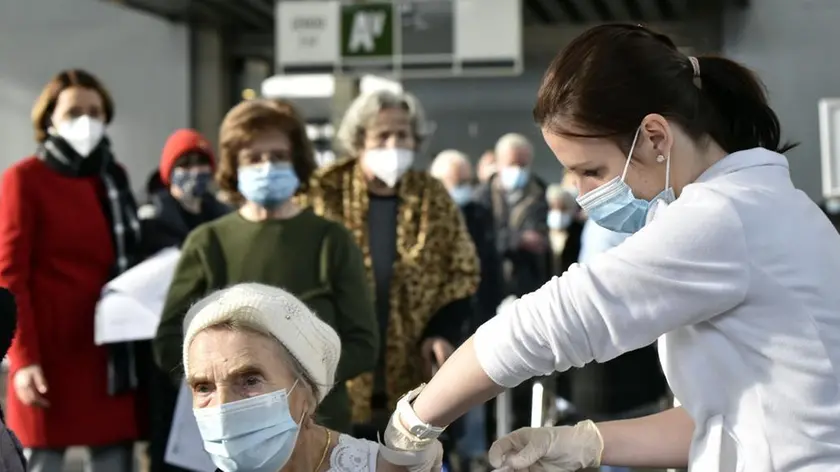 Slovenija Ljubljana 12.01.2021 12. januar 2021 Zaèetek cepljenja starejših proti Covid 19 na Gospodarskem razstavišèu. s Covid 19, koronavirus , cepljenje, cepivo Foto: Žiga Živuloviæ jr./BOBO