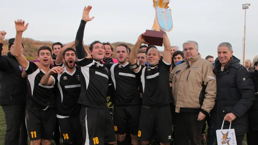 La gioia del Costalunga. Solleva il trofeo il match-winner Andrea Steiner (Foto Petrussi)