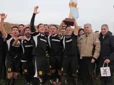 La gioia del Costalunga. Solleva il trofeo il match-winner Andrea Steiner (Foto Petrussi)