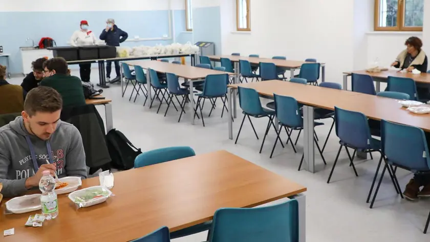 I pasti preconfezionati portati e serviti agli studenti che ne hanno fatto richiesta nella sala del polo universitario di via Alviano Foto Marega