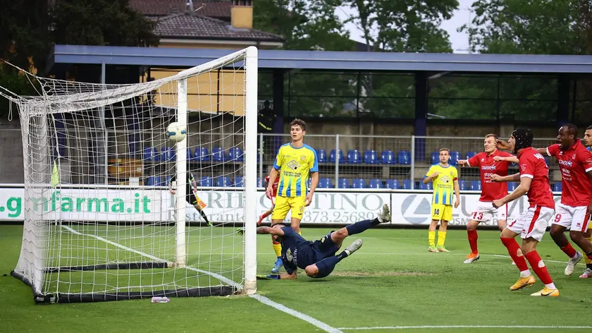 Il gol del 2-1 a Crema firmato da Adorante-Foto Lasorte