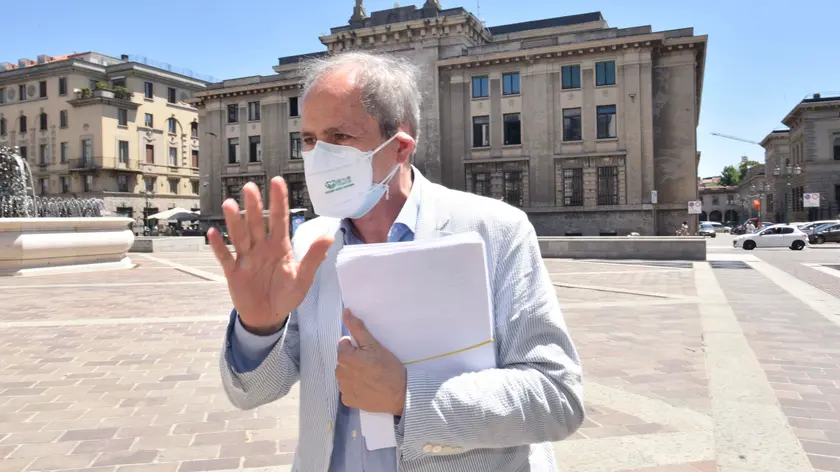 Il direttore del dipartimento di Medicina molecolare e virologica dell'Università di Padova, Andrea Crisanti, esce dalla procura di Bergamo dopo un colloquio con i magistrati che si occupano delle inchieste sulle conseguenze del coronavirus nel Bergamasco, 22 giugno 2020. ANSA/FILIPPO VENEZIA