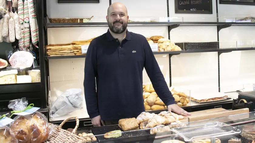 Il titolare dell’omonimo Bistrot di via Trieste, Gianfranco Bosio, che ha denunciato il furto ai carabinieri