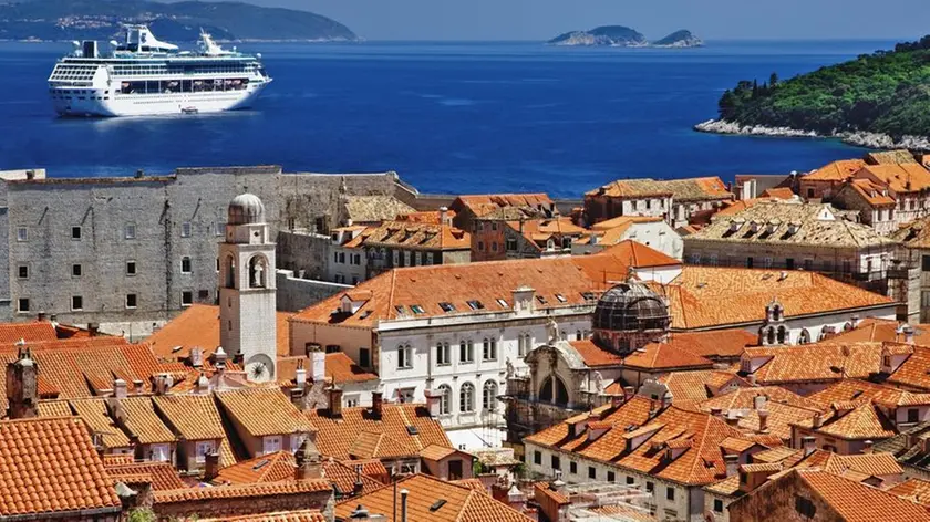 Una nave da crociera a Dubrovnik