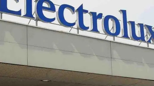 Una veduta esterna dello stabilimento Electrolux di Porcia (Pordenone), in una immagine di repertorio. ANSA/ALBERTO LANCIA
