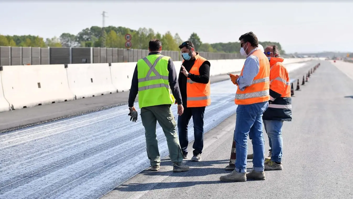 Operai al lavoro per la realizzazione della terza corsia