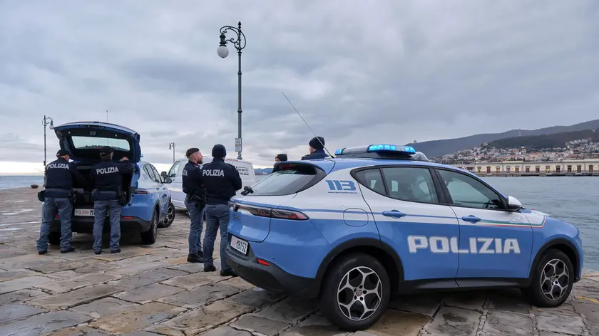 La Polizia sul molo Audace dopo la scoperta del corpo Foto Silvano