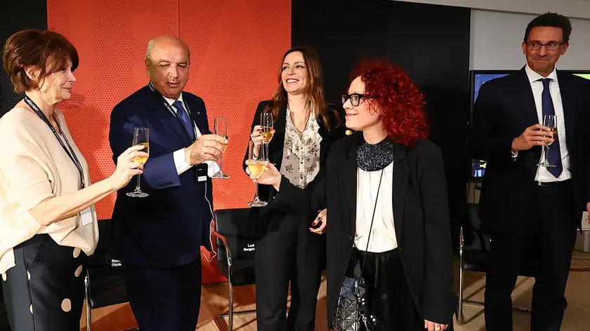 Barbara Franchin brinda con l’assessore Alessia Rosolen, il sindaco Roberto Dipiazza, il sottosegretario Lucia Borgonzoni e il Cfo del Gruppo Generali Cristiano Borean. Foto Lasorte