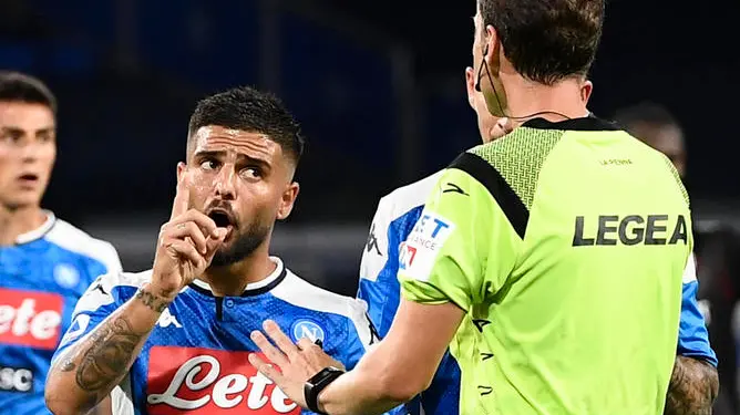 Napoli's forward Lorenzo Insigne talks with referee Federico La Penna during italian Serie A soccer match SSC Napoli vs AC Milan at the San Paolo stadium in Naples, 12 july 2020. ANSA / CIRO FUSCO