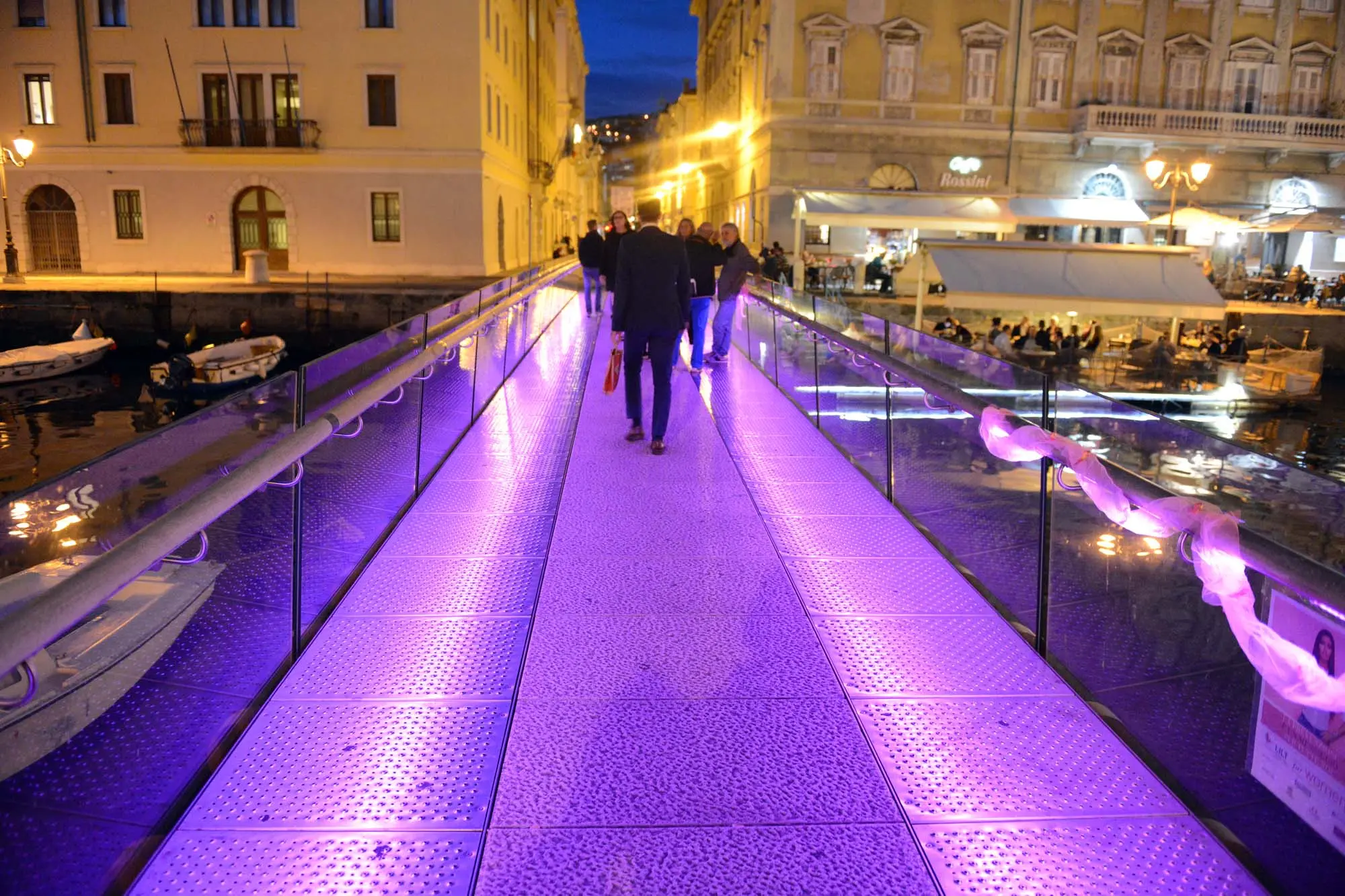 Foto Bruni Trieste 05.09.16 Ponte Joice-illuminato rosa-fuxia