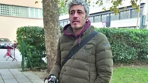 Pierfrancesco Diliberto, più noto come Pif, giovedì davanti alla Risiera di San Sabba a Trieste (Foto di Gianni Peteani)