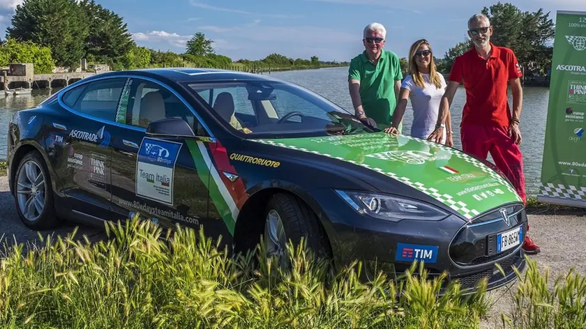 L'equipaggio italiano pronto a partire per il giro del mondo in 80 giorni con le Tesla