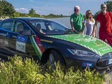 L'equipaggio italiano pronto a partire per il giro del mondo in 80 giorni con le Tesla