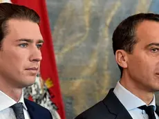 ABD0033_20170517 - WIEN - ÖSTERREICH: (v.l.), Aussenminister und designierter Bundesparteiobmann Sebastian Kurz (ÖVP), Bundeskanzler Christian Kern (SPÖ), am Mittwoch, 17. Mai 2017, anl. der Angelobung in der Präsidentschaftskanzlei in Wien. - FOTO: APA/HANS PUNZ